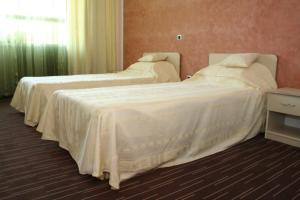 En eller flere senge i et værelse på Hotel Zytto by Razvan Rat