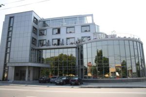 a building with cars parked in front of it at Hotel Zytto by Razvan Rat in Slatina