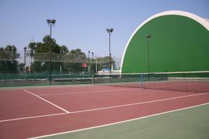 Tennis- og/eller squashfaciliteter på Hotel Zytto by Razvan Rat eller i nærheden