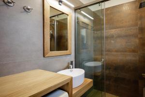 Vannituba majutusasutuses Stavromenos Villas - Private Pools & Seaview - 500m from Beach