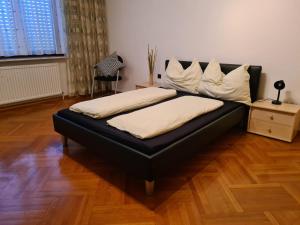 een bed met twee kussens in een kamer bij Ferienhaus Savannah in Schützen am Gebirge