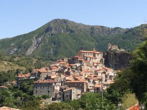 ein Dorf auf einem Hügel mit einem Berg in der Unterkunft B&B Borgo Antico in Papasidero