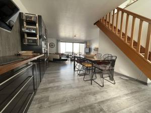 kuchnia i jadalnia ze stołem i krzesłami w obiekcie Maison rénovée 4 pièces au cœur de St Pierre d'Oléron avec terrasse, proche commerces, 6 couchages - FR-1-246A-137 w mieście Saint-Pierre-dʼOléron