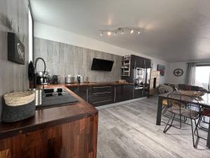 kuchnia i salon ze stołem i krzesłami w obiekcie Maison rénovée 4 pièces au cœur de St Pierre d'Oléron avec terrasse, proche commerces, 6 couchages - FR-1-246A-137 w mieście Saint-Pierre-dʼOléron +8 zdjęć