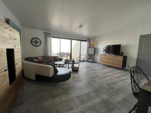 salon z kanapą i stołem w obiekcie Maison rénovée 4 pièces au cœur de St Pierre d'Oléron avec terrasse, proche commerces, 6 couchages - FR-1-246A-137 w mieście Saint-Pierre-dʼOléron