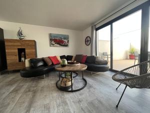 Część wypoczynkowa w obiekcie Maison rénovée 4 pièces au cœur de St Pierre d'Oléron avec terrasse, proche commerces, 6 couchages - FR-1-246A-137