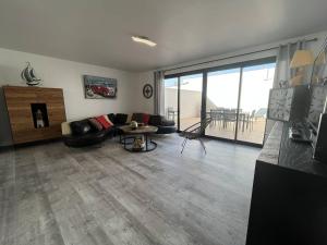 Część wypoczynkowa w obiekcie Maison rénovée 4 pièces au cœur de St Pierre d'Oléron avec terrasse, proche commerces, 6 couchages - FR-1-246A-137