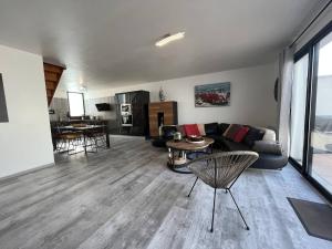 Część wypoczynkowa w obiekcie Maison rénovée 4 pièces au cœur de St Pierre d'Oléron avec terrasse, proche commerces, 6 couchages - FR-1-246A-137