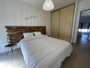 Łóżko lub łóżka w pokoju w obiekcie Maison rénovée 4 pièces au cœur de St Pierre d'Oléron avec terrasse, proche commerces, 6 couchages - FR-1-246A-137