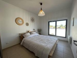 sypialnia z dużym łóżkiem i oknem w obiekcie Maison rénovée 4 pièces au cœur de St Pierre d'Oléron avec terrasse, proche commerces, 6 couchages - FR-1-246A-137 w mieście Saint-Pierre-dʼOléron