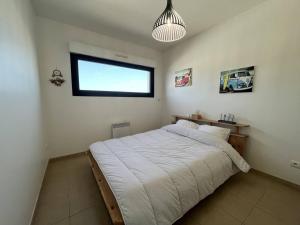 Łóżko lub łóżka w pokoju w obiekcie Maison rénovée 4 pièces au cœur de St Pierre d'Oléron avec terrasse, proche commerces, 6 couchages - FR-1-246A-137