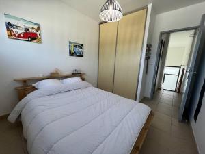 Łóżko lub łóżka w pokoju w obiekcie Maison rénovée 4 pièces au cœur de St Pierre d'Oléron avec terrasse, proche commerces, 6 couchages - FR-1-246A-137