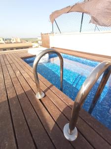 Bazén v ubytování Ático con piscina privada nebo v jeho okolí