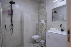 ein Badezimmer mit Dusche, Toilette und Waschbecken in der Unterkunft White view in Mas'ada + 24 Fotos