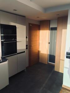a room with a kitchen with a stove and a microwave at Apartamento Rosario 2 in Vigo