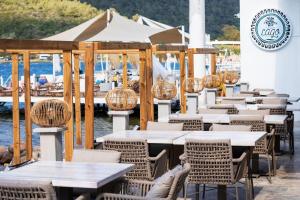 una fila de mesas y sillas en un restaurante en Babana Hotel, en Golturkbuku