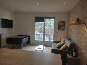 uma sala de estar com um sofá e um piano em Central Sweet Home em Saint-Gervais-les-Bains