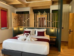 una camera da letto con un letto decorato con cigno di Artion Boutique by Enorme a Heraklion