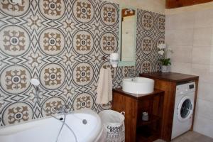 Ένα μπάνιο στο 400 year old converted farmhouse with private pool