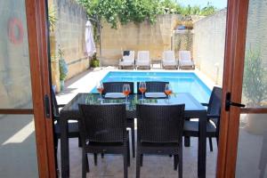 Φωτογραφία από το άλμπουμ του 400 year old converted farmhouse with private pool σε Xagħra