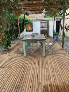 Patio lub wspólna przestrzeń na świeżym powietrzu w obiekcie Le Clos de l'Olivier