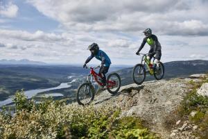 zwei Personen, die auf einem Berg Fahrrad fahren in der Unterkunft Åre Travel- Freestyle in Åre