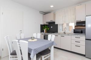 Kuchyňa alebo kuchynka v ubytovaní Apartmani Čanaki Supetar