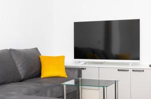 Televízia a/alebo spoločenská miestnosť v ubytovaní Apartmani Čanaki Supetar