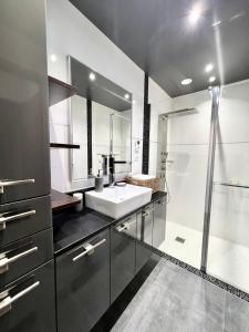 ein Bad mit einem Waschbecken und einer Dusche in der Unterkunft PIEDS DANS L'EAU, TIUCCIA, appartement 2-4 pers in Casaglione
