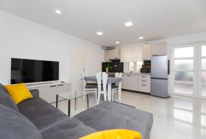 Kuchyňa alebo kuchynka v ubytovaní Apartmani Čanaki Supetar