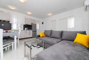 Kuchyňa alebo kuchynka v ubytovaní Apartmani Čanaki Supetar