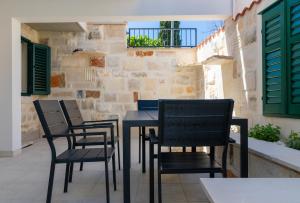 Patio alebo iná vonkajšia časť ubytovania Apartmani Čanaki Supetar