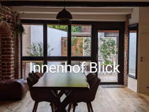 ein Esszimmer mit einem Tisch und Stühlen in der Unterkunft BacksteinFlair - LüneMitte in Lüneburg