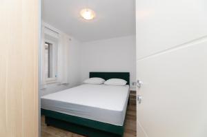 Posteľ alebo postele v izbe v ubytovaní Apartmani Čanaki Supetar