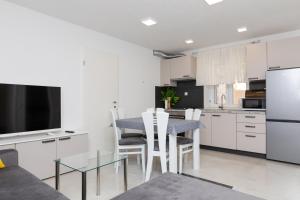 Kuchyňa alebo kuchynka v ubytovaní Apartmani Čanaki Supetar