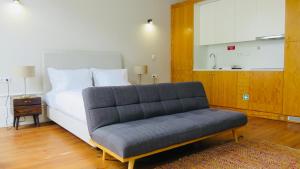 una camera da letto con un letto e una panca di Porto Republica Ribeira a Porto