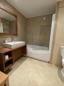 uma casa de banho com um lavatório e uma banheira em T2 avec balcon pour 5 personnes em Isola 2000