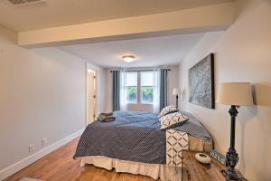 Llit o llits en una habitació de Cute Grand Haven Apartment Walk Downtown Streets!