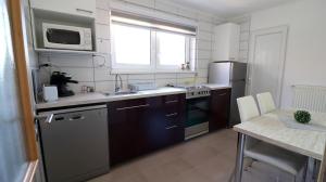 Kuchyňa alebo kuchynka v ubytovaní Keri Apartman + 10 fotografií