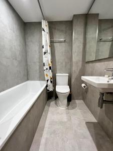 A bathroom at Pearl & Pebbles Eastbourne