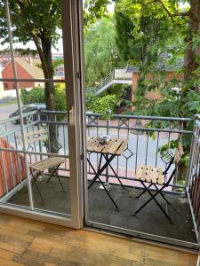 una puerta abierta a un patio con una mesa al aire libre en Sauerland Hotel & Gastronomie GmbH, 