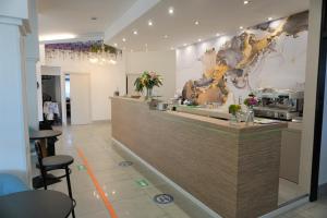 un restaurante con un mostrador con un mapa en la pared en Hotel Ideal Sottomarina, en Sottomarina