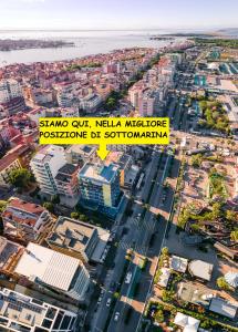uma vista aérea de uma cidade com as palavras stamuna oil nepal em Hotel Ideal Sottomarina em Sottomarina