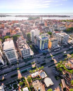 une vue aérienne sur une ville avec des bâtiments dans l'établissement Hotel Ideal Sottomarina, à Sottomarina