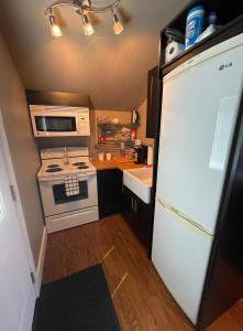 Η κουζίνα ή μικρή κουζίνα στο Cozy loft in Upper Gibsons