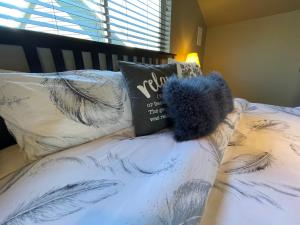 un orsacchiotto blu seduto sopra un letto di Cozy loft in Upper Gibsons a Gibsons