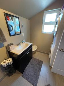 Ένα μπάνιο στο Cozy loft in Upper Gibsons
