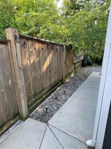Φωτογραφία από το άλμπουμ του Cozy loft in Upper Gibsons σε Gibsons