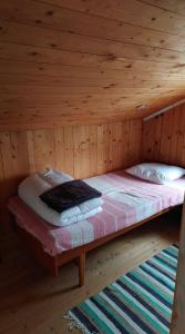 Dunderås Stugan tesisinde bir odada yatak veya yataklar