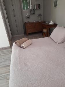 Un dormitorio con una cama con una toalla. en Chambre d'hote, en Le Beausset
